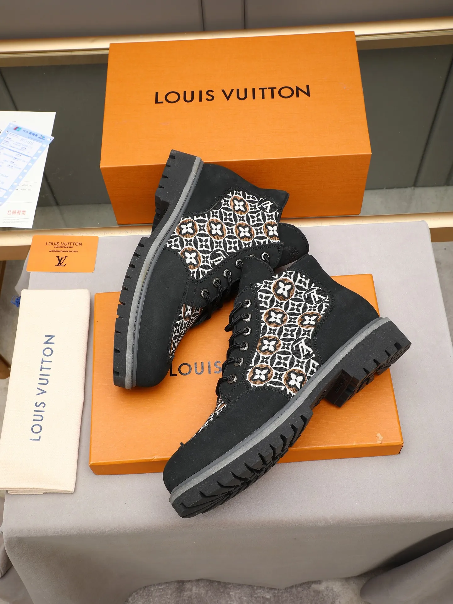 PP460 LOUIS VUITTON ss25 LV donkey brand new thick-soled lace-up big-toe shoes men's casual shoes high-top short boots. These boots are crafted from top-grain calf leather for a lightweight and comfortable fit. The thick EVA outsole is embellished with eye-catching ridges, and the trendy attitude of being both strong and soft makes it an everyday choice. ✔Upper: imported first-layer cowhide ✔Inner lining: sheep lining ✔Outsole: original molded outsole Size: 38-44 (45 customized)